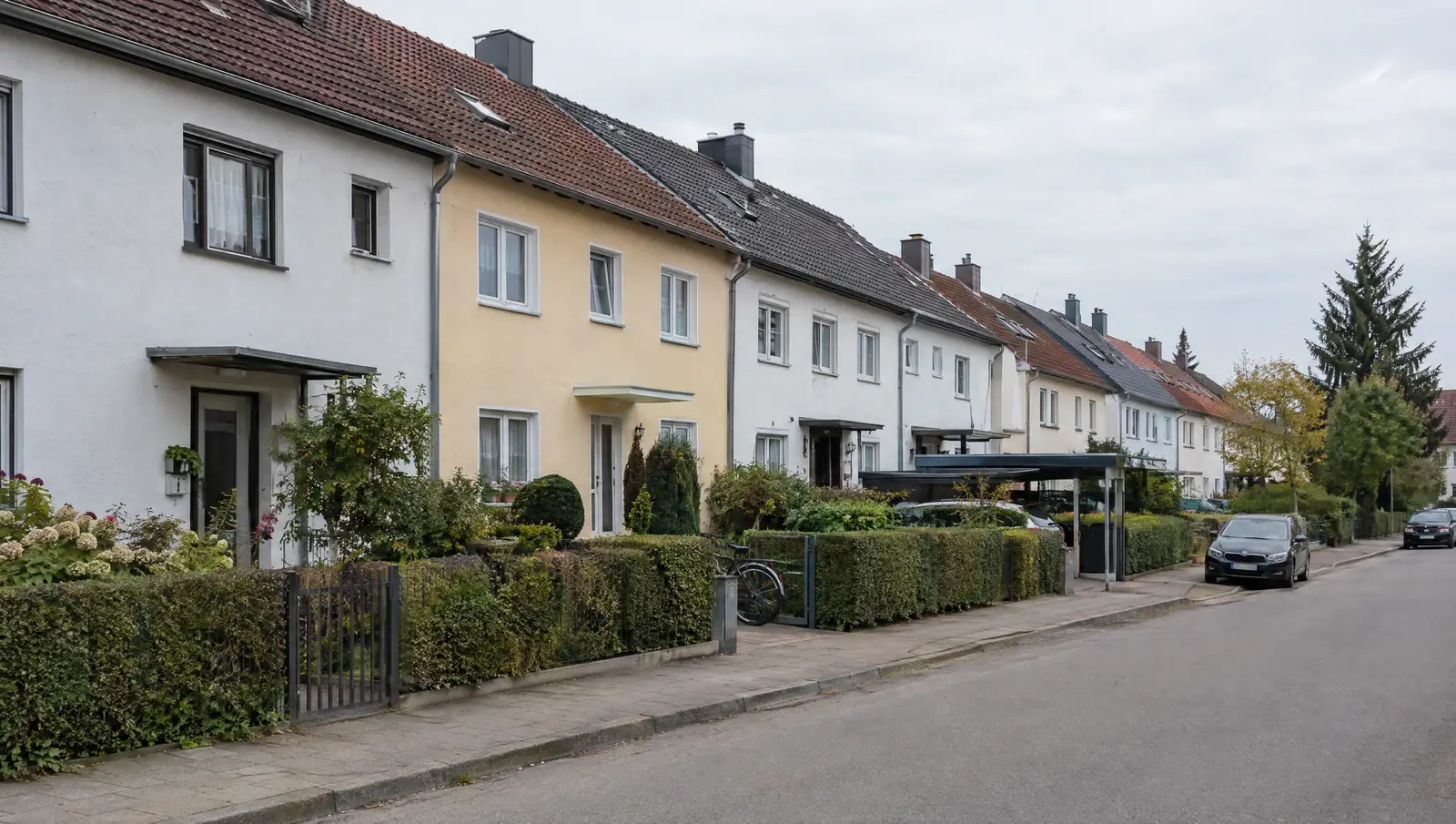 Visualisierung: Reihenhauszeile der 1960er Jahre mit Vorgärten in Haar